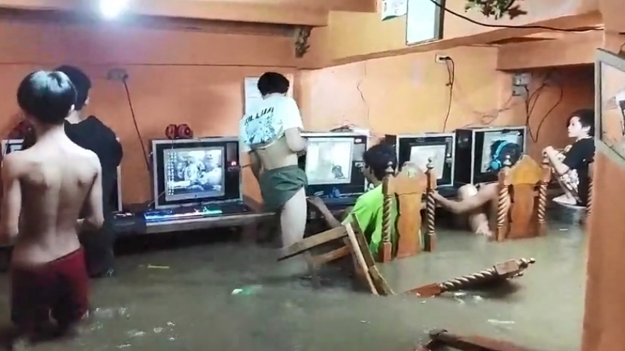 Video: Các game thủ Philippines vẫn mải mê chơi điện tử dù nước lũ ngập chỗ ngồi